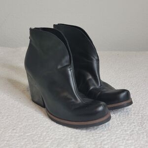 Korks Gemini V Women's  Size 8M Black Leather Ankle Boots Shoes Pull-On Zipper